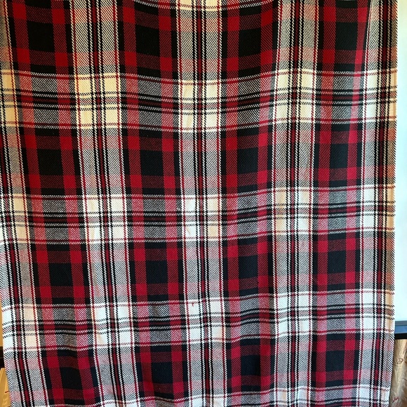 PLAID RED/BLACK/WHITE THROW BLANKET WITH FRINGE - Picture 3 of 7